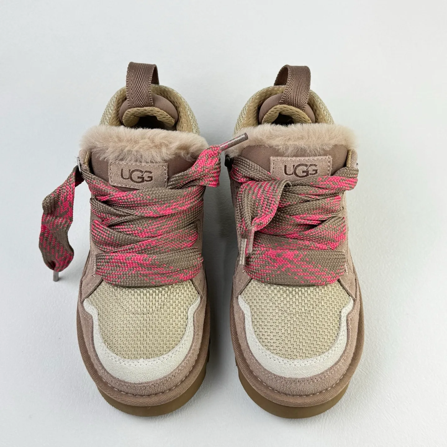 Local 💰600 OEM grade 4032 Mel series, top workmanship, super stable version ✔️ Good looks and texture, suede leather + low-key logo show retro, classic two-color shoelaces can be worn as two shoes ✔️ So comfortable that you want to weld your feet, ultra-light material + 5cm thick sole, increase height without tiring the feet, wool insoles are warm and breathable, no pressure for commuting and shopping all day long ✔️ I love the details: wide shoelaces for photos. Sizes 34-40 are suitable for a variety of foot types. Slight stains can be wiped clean with a damp cloth. The loose feeling in early autumn is all due to it. You can close your eyes and avoid stepping on thunder! 👟